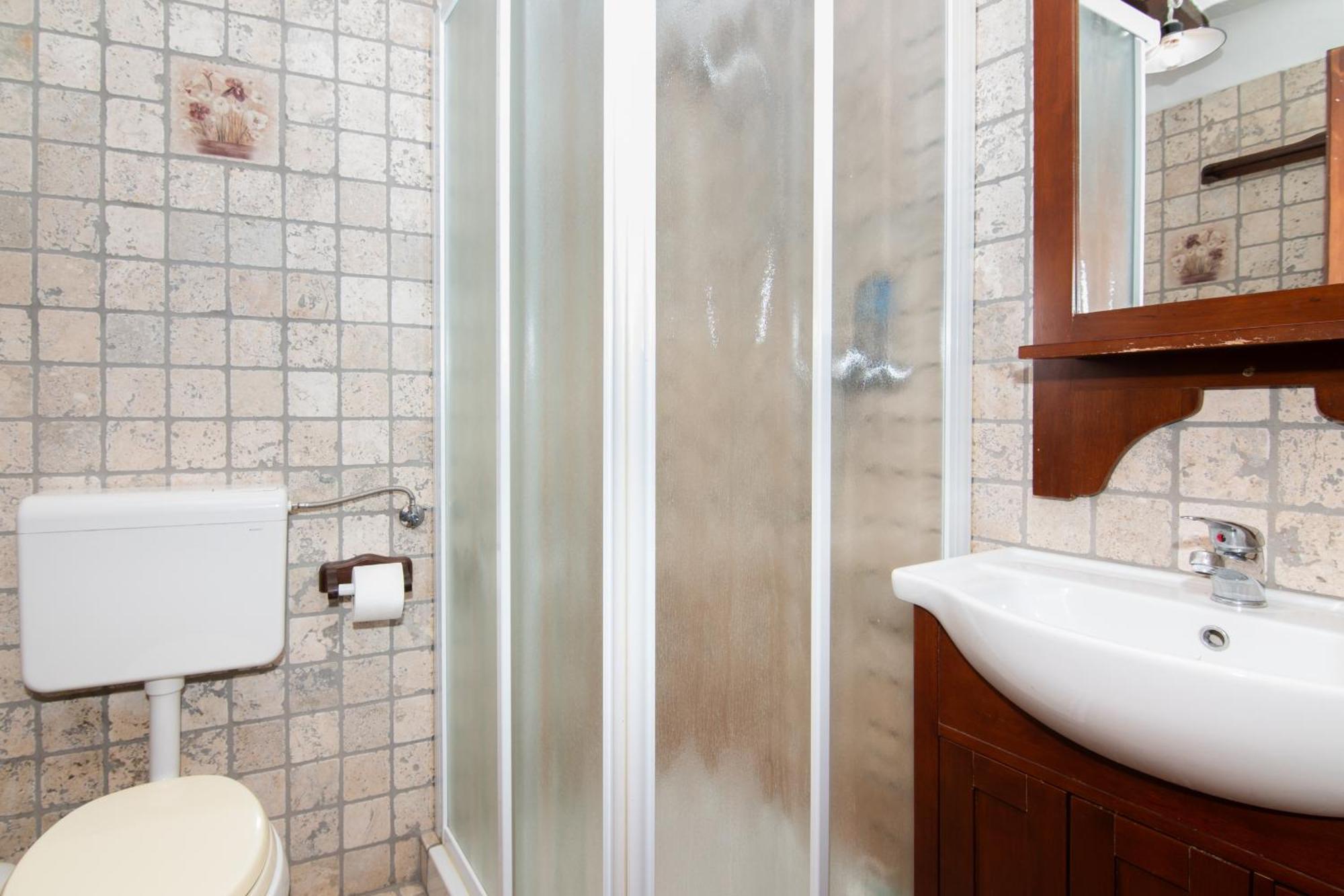 Apartments Valentinus 1800 Sezana ภายนอก รูปภาพ