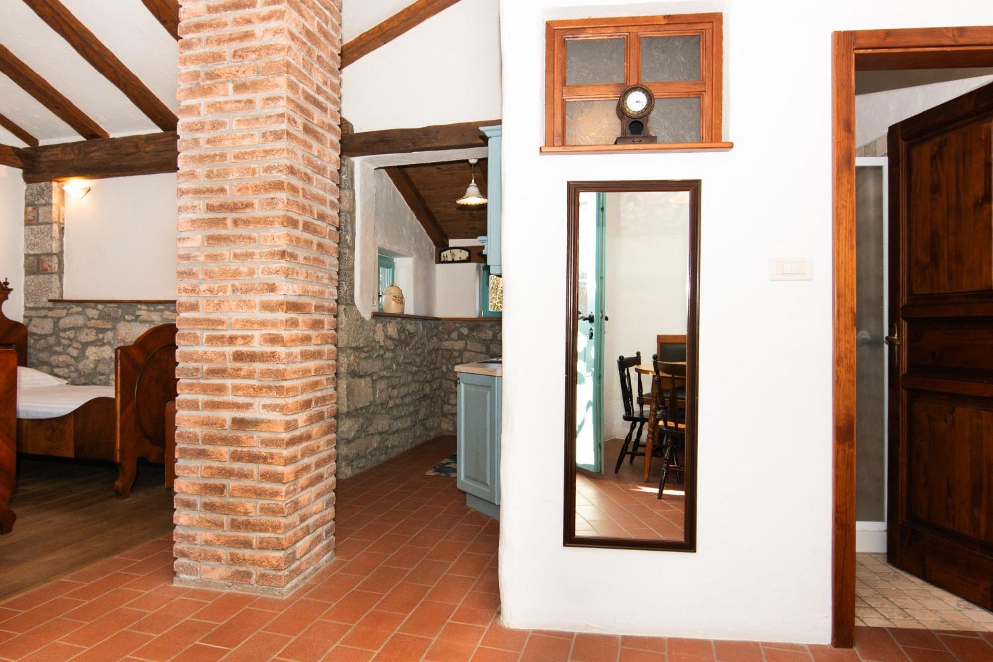 Apartments Valentinus 1800 Sezana ภายนอก รูปภาพ