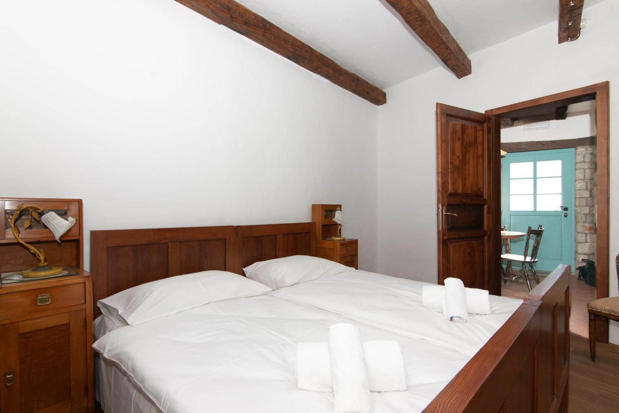 Apartments Valentinus 1800 Sezana ภายนอก รูปภาพ