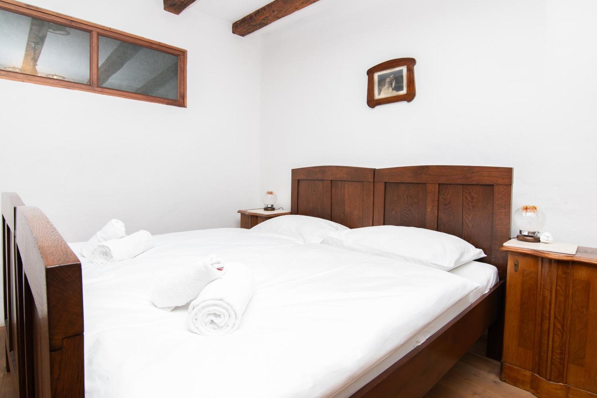 Apartments Valentinus 1800 Sezana ภายนอก รูปภาพ