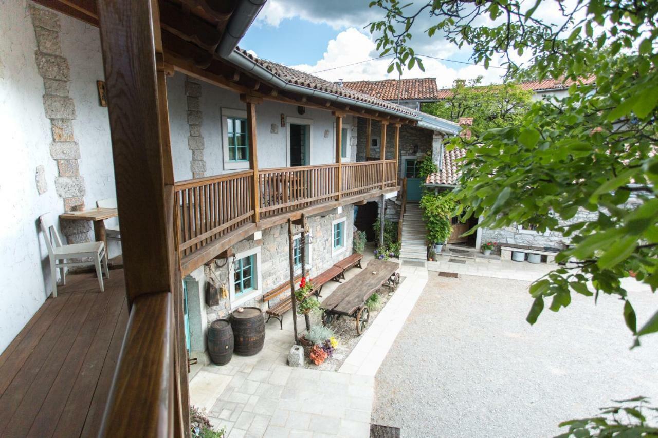 Apartments Valentinus 1800 Sezana ภายนอก รูปภาพ